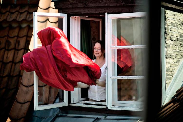 UDLUFTNING. Merete Pryds Helle har skrevet en slægtskrønike baseret på hendes egen familie - og den er ikke altid lige lykkelig. Foto: Joachim Adrian 