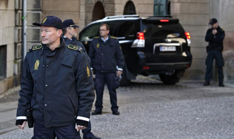 TERRORSAG. Politiet tager ingen chancer, når de fire terrortiltalte mænd er i retten. De køres til og fra retsbøgningen eskorteret af tungt bevæbnede betjente. Og inde i retssalen sidder flere betjente bag hver enkelt tiltalt for at hindre episoder. 