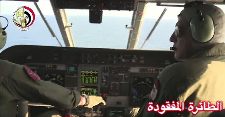 Vragjagt. En egyptisk flyver på jagt efter vragdele fra Airbus MS804, som forulykkede i går. Nu tyder det på, at jagten har båret frugt. 