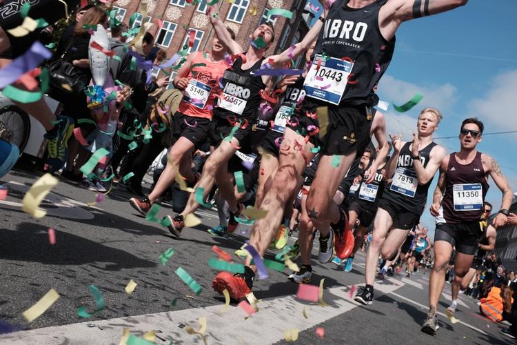 Maraton. Jeg glæder mig til at løbe over Dronning Louises Bro på søndag og mærke blodet stige til hovedet i eufori. 