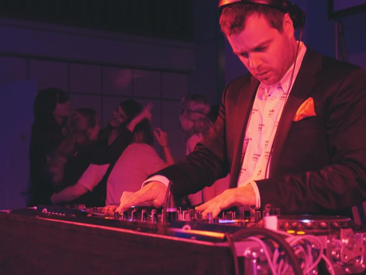 DJ. Her ses Mike Skinner, da han var i Danmark i 2014, hvor han dj'ede til CPH:DOXs Final Party og inviterede publikum med op på scenen. 