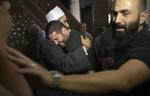 Knust. Imam Samir Abdel Bary trøster filminstruktøren Osman Abu Laban, som mistede fire slægtninge ved flytragedien. Nedstyrtningsstedet i Middelhavet er nu lokaliseret. 