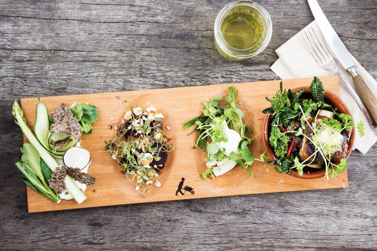 BRÆT. Danske asparges med biodynamiske agurker med rygeost og frø-knækbrød indgår i den sæsonprægede servering hos Stedsans i Torvehallerne. 