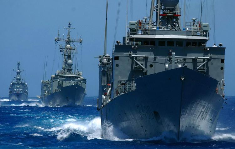 Kursændring. Nato's flåde i det centrale Middelhav, som siden 11. september 2001 har haft til opgave at bekæmpe terror, skal nu også hjælpe EU med at overvåge migration. 