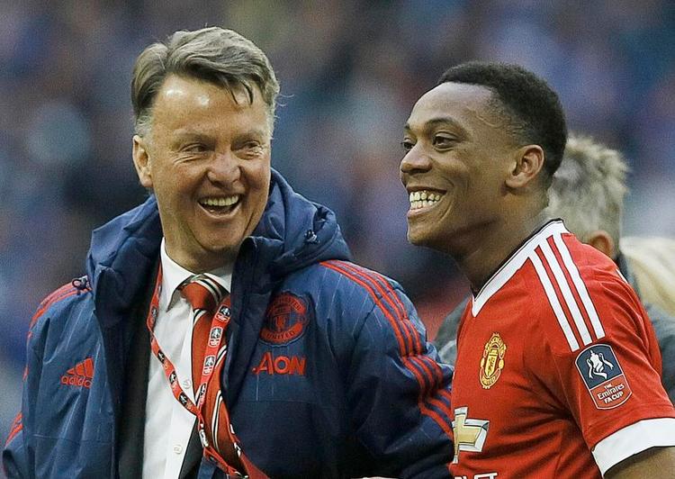 Lyspunkt. Anthony Martial (th.) er en af få, der har leveret stabilt under van Gaal. Arkivfoto: Kirsty Wigglesworth/AP 