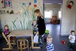 alene. Pædagoger står ofte helt alene med store børnegrupper, viser ny undersøgelse. Her ses vuggestuepædagogen Jannie Svarre Winther, der ofte er alene med mange børn ad gangen. 