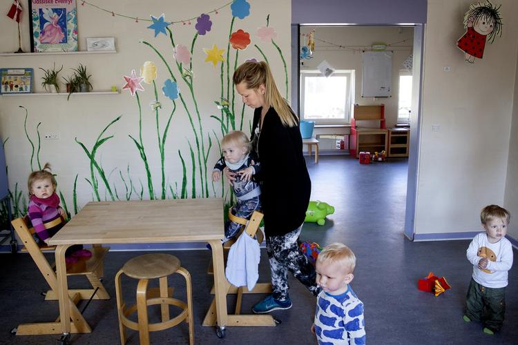 alene. Pædagoger står ofte helt alene med store børnegrupper, viser ny undersøgelse. Her ses vuggestuepædagogen Jannie Svarre Winther, der ofte er alene med mange børn ad gangen. 