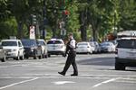 USA. En secret service-mand patruljerer omkring Det Hvide Hus efter skudepisoden. 