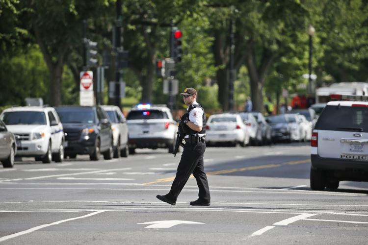 USA. En secret service-mand patruljerer omkring Det Hvide Hus efter skudepisoden. 