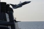 TÆT PÅ. 13. april i år var dette russiske Sukhoj SU-24 kampfly ned til ni meter fra det amerikanske krigsskib USS Donald Cook, da det - ifølge amerikanske oplysninger - hele 11 gange fløj helt tæt på det amerikanske skib i internationalt farvand i Østersøen. Skibet var omkring 130 kilometer fra den russiske Kaliningrad-enklave mellem Polen og Litauen. 