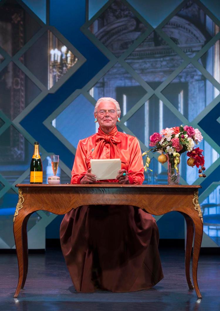 GUD BEVARES! Aftenens stærkeste kvinde er Ulf-Margrethe med nytårstalen. Foto: Henrik Petit 