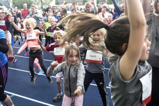 DANS. Esther Baltzer og DJ sørger for at børnene er varme, inden de løber ud. 
