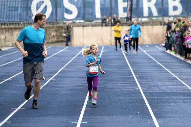 VINDEREN af første heat blev Ellen Vincentzen ved Politiken Mini Maraton 2016 på Østerbro Stadion. 