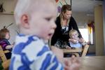 ALENETID. Pædagog Jannie Svarre Winther fra Fredericia er en af de 4.670 pædagoger, der har deltaget i en undersøgelse om alenetid. Hun oplever ofte at sidde alene med flere børn, der er kede af det, hvor hun må vælge at trøste det barn, der har det største behov. 
