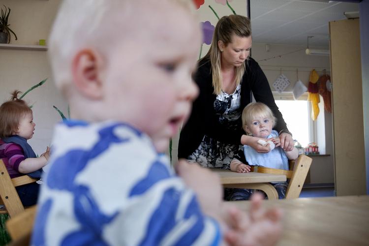 ALENETID. Pædagog Jannie Svarre Winther fra Fredericia er en af de 4.670 pædagoger, der har deltaget i en undersøgelse om alenetid. Hun oplever ofte at sidde alene med flere børn, der er kede af det, hvor hun må vælge at trøste det barn, der har det største behov. 