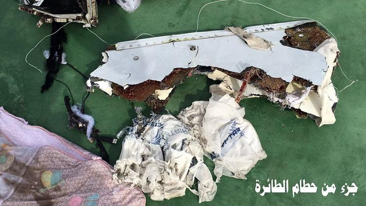 Vragdele. Egyptisk militær udsendte lørdag billeder af flydele, der var fisket op af Middelhavet. 