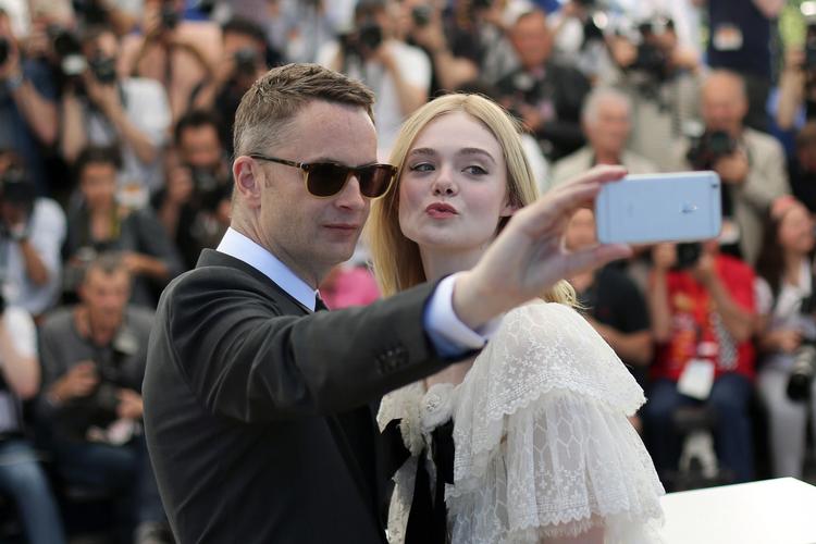 Cannes. Nicolas Winding Refn og Elle Fanning får  taget en selfie på verdens største filmfestival. 