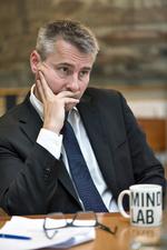 Flygtninge. Socialdemokratiet vil sætte tal på, hvor mange asylansøgere Danmark kan tage imod. »Vi må sige, hvor mange vi mener, vi kan have af tosprogede, før det knækker for os, så vi ikke kan magte opgaven«, siger Henrik Sass Larsen. 