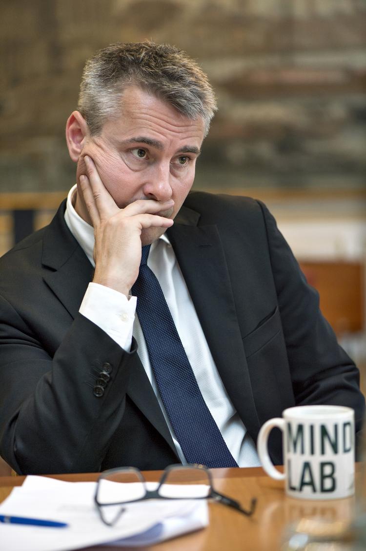 Flygtninge. Socialdemokratiet vil sætte tal på, hvor mange asylansøgere Danmark kan tage imod. »Vi må sige, hvor mange vi mener, vi kan have af tosprogede, før det knækker for os, så vi ikke kan magte opgaven«, siger Henrik Sass Larsen. 