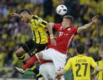 nærkamp. Dortmunds Pierre-Emerick Aubameyang og Bayerns Joshua Kimmich i en intens duel. 