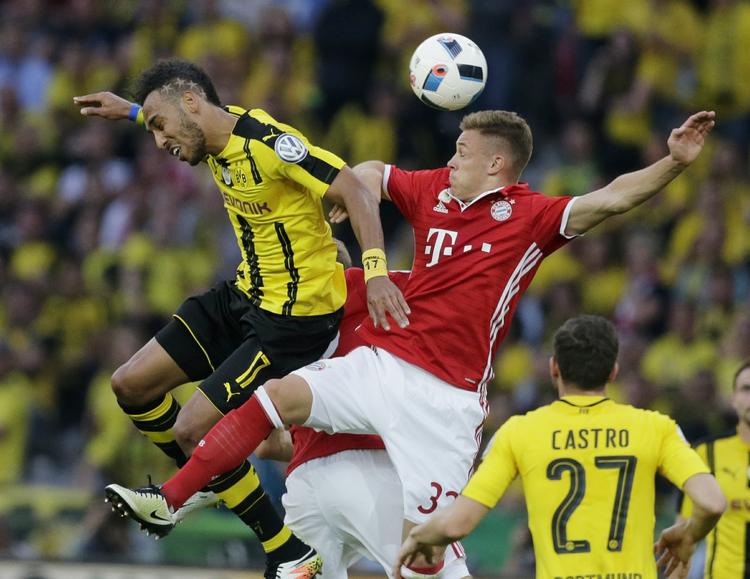 nærkamp. Dortmunds Pierre-Emerick Aubameyang og Bayerns Joshua Kimmich i en intens duel. 