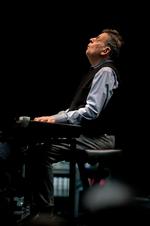 Minimalist. Philip Glass' musik er repeterede mønstre. Det giver en fornemmelse af stoisk ro og intethed. 