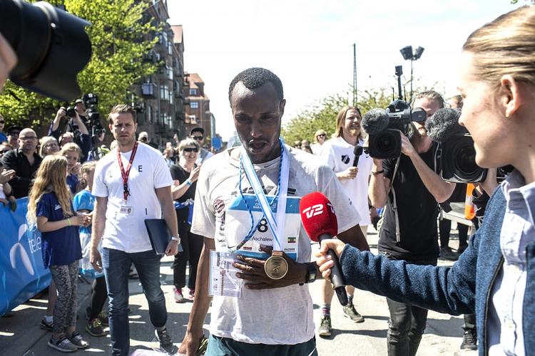 SEJR. Ethiopiske Aschalew Biru Hunde var den første til at løbe over målstregen ved dagens Copenhagen Marathon. Han løb sig til hæder, pengepræmier - og en obligatorisk dopingprøve. 