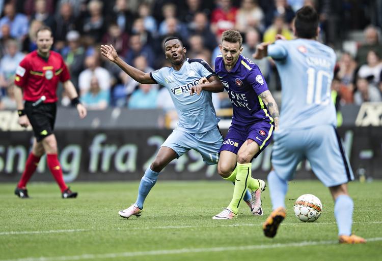Jydekamp. Randers FC's Mandla Masango i nærkmap med FC Midtjyllands Kian Hansen. 
