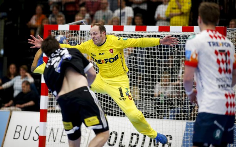 NEDSKUDT. Selv ikke KIF Kolding Københavns erfarne målmand Kasper Hvidt kunne bremse BSV's skytter. 