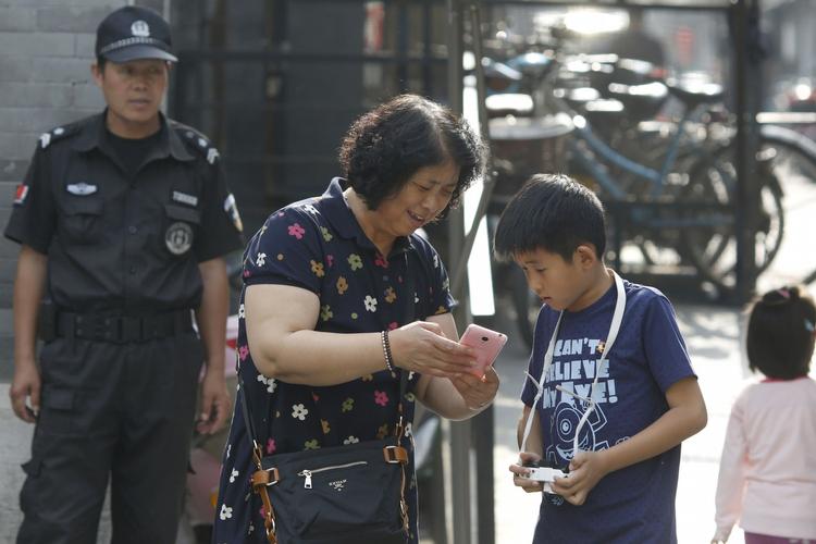 Kontrol. Kinas Kommunistparti fortsætter den spiral af stramninger, som de har gennemført i de seneste 4 år for at få stærkere kontrol over medierne. 