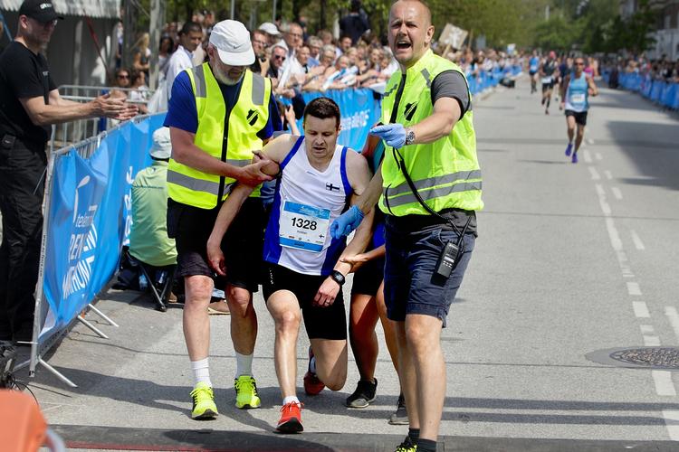 pyh. Det er godt med en hjælpende hånd, når man har trætte ben. 