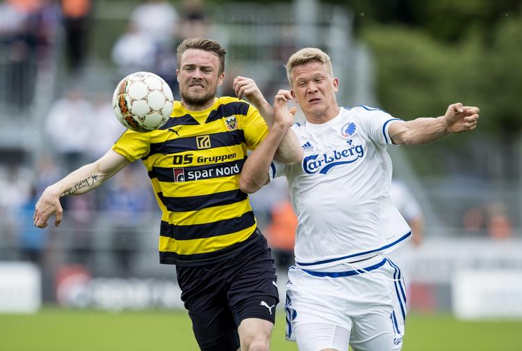STOP. Hobros Michael Christensen i hård nærkamp med FCK's Andreas Cornelius, der senere skadet måtte udgå. 