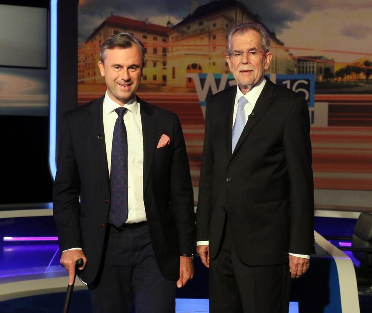 Fifty-fifty. Norbert Hofer og Alexander Van der Bellen står til at få halvdelen af stemmerne hver. 