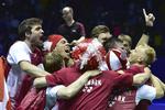 Jubeldans. I en stor klynge fejrede de danske badmintonspillere og ledere den historiske finalesejr over Indonesien ved VM for hold. Foto: AP 