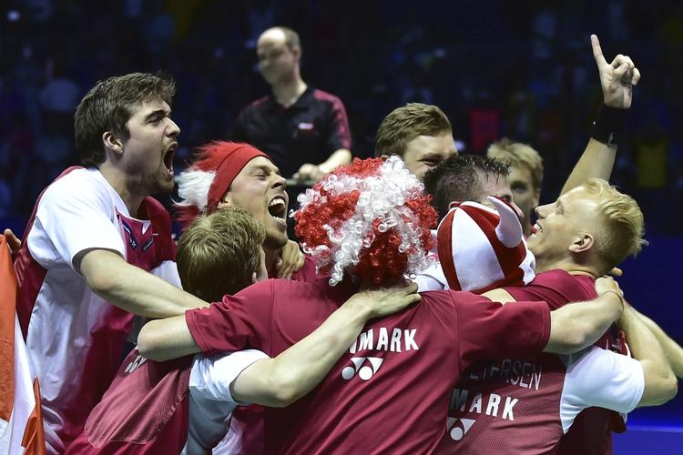 Jubeldans. I en stor klynge fejrede de danske badmintonspillere og ledere den historiske finalesejr over Indonesien ved VM for hold. Foto: AP 