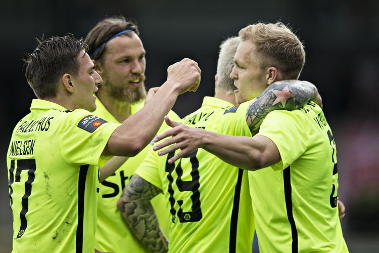 SÅDAN. Esbjerg-spillerne hygger sig efter Mick van Burens scoring. 