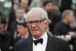 vinderen. Ken Loach på vej til prisuddelingen i Cannes. 
