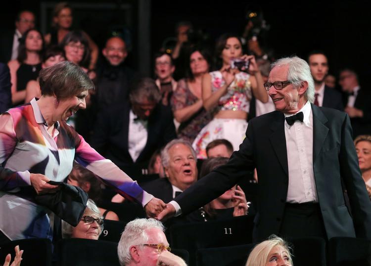 yes! Ken Loach og hans producer, Rebecca O'Brien,jubler over Guldpalmerne. 