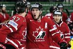 SCORING. Connor McDavid (tv.) har scoret i VM-finalen mod Finland, og Matt Duchese lykønsker 