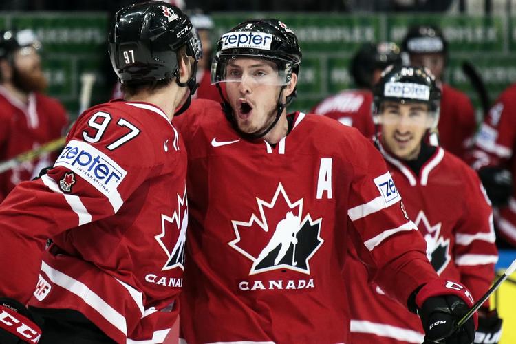 SCORING. Connor McDavid (tv.) har scoret i VM-finalen mod Finland, og Matt Duchese lykønsker 