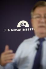 Økonomi. Begrebet "den strukutrelle saldo" er et nøglebregb til at forstå Finansministeriets redegørelse for dansk økonomi. Det er også dette økonomiske term, som har givet anledning til mistanke om, at resultaterne i Finansministeriets rapporter til dels har været politisk motiverede. 