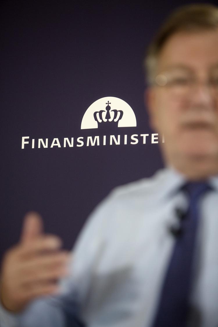 Økonomi. Begrebet "den strukutrelle saldo" er et nøglebregb til at forstå Finansministeriets redegørelse for dansk økonomi. Det er også dette økonomiske term, som har givet anledning til mistanke om, at resultaterne i Finansministeriets rapporter til dels har været politisk motiverede. 