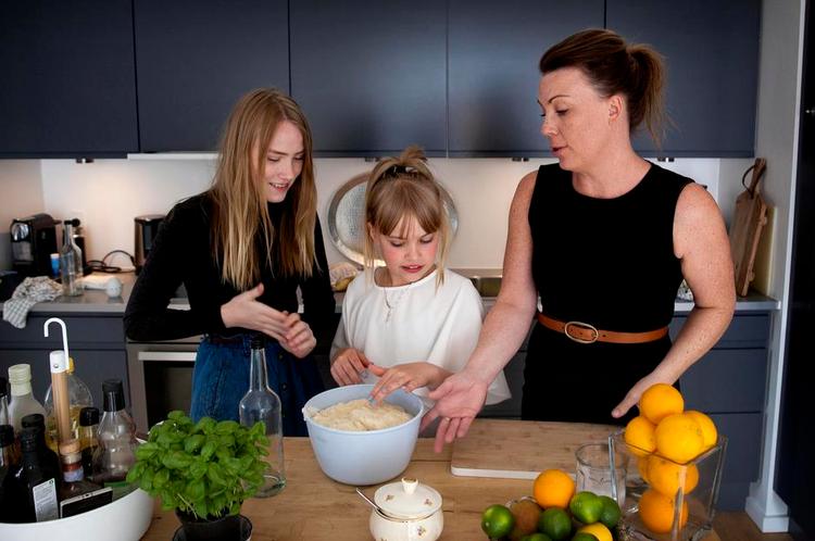 BESKÅRET. Charlotte Pullich er glad for børnechecken, som går til tøj, mad og fornøjelser til døtrene Terne Maria og Julia Magdalena. For hendes skyld kunne man godt omfordele pengene, så de dårligst stillede familier fik mere. 