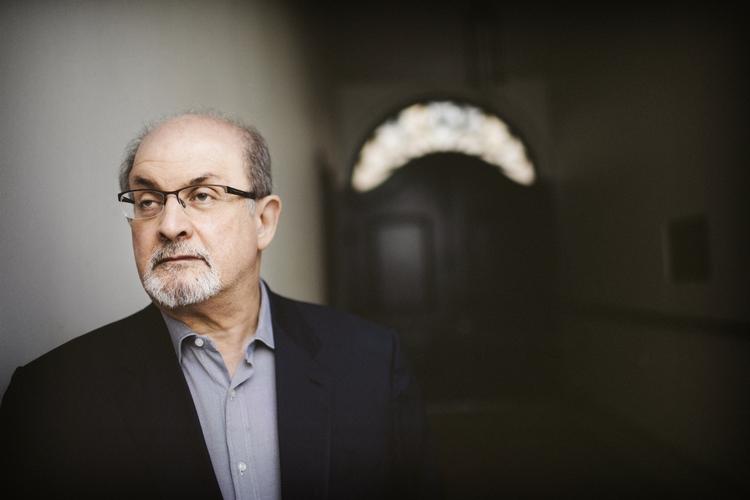 Prisvindende. Salman Rushdies bog 'De Sataniske Vers' tvang ham til at leve under jorden i en årrække - hvilket han siden har skrevet om i erindringsbogen 'Joseph Anton'. (arkivfoto) 