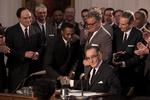 Politisk. Martin Luther King (Anthony Mackie) hilser på Lyndon B. Johnson (Brian Cranston). 