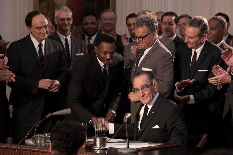 Politisk. Martin Luther King (Anthony Mackie) hilser på Lyndon B. Johnson (Brian Cranston). 