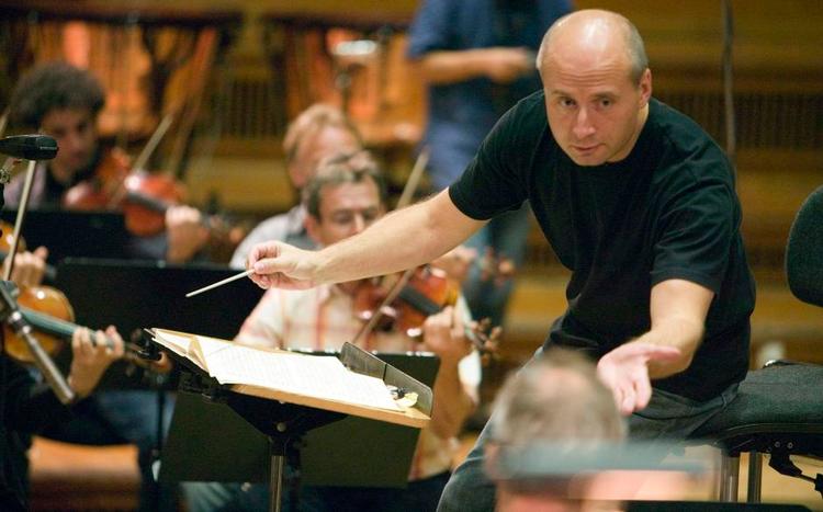 Fortolkning. Med sin mindre pompøse tilgang raffinerer Paavo Järvi overgangene og de stille passager med fokus på Carl Nielsens indre kampe og vilje til liv. 