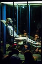 Metamorfosekrop. Yann Marussich rører sig ikke i den timelange performance, alligevel er det som at overvære kødets opstandelse - helt korporligt. 