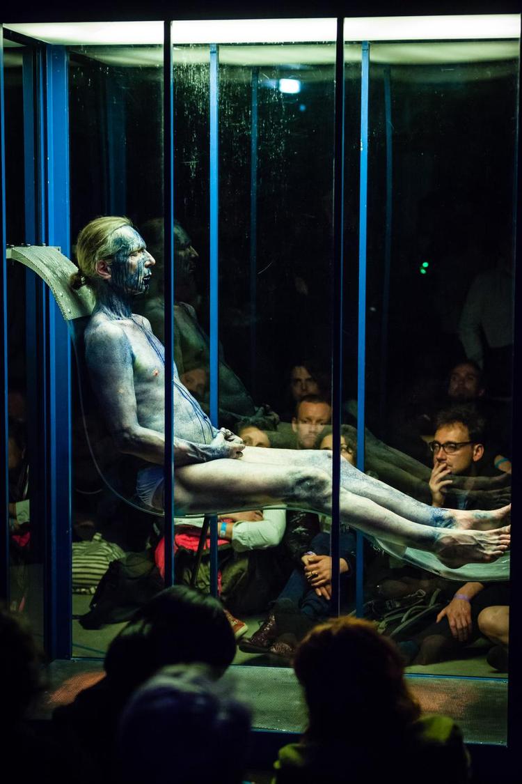Metamorfosekrop. Yann Marussich rører sig ikke i den timelange performance, alligevel er det som at overvære kødets opstandelse - helt korporligt. 