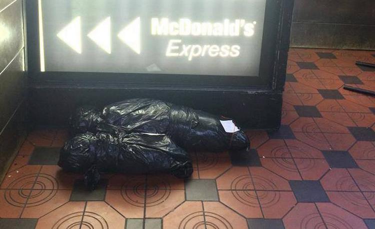 Vellignende. De falske ligsække er bl.a. lagt ud ved Den lille havfrue, Nationalmuseet, Nørreport Station og Hovedbanegården (billedet). 